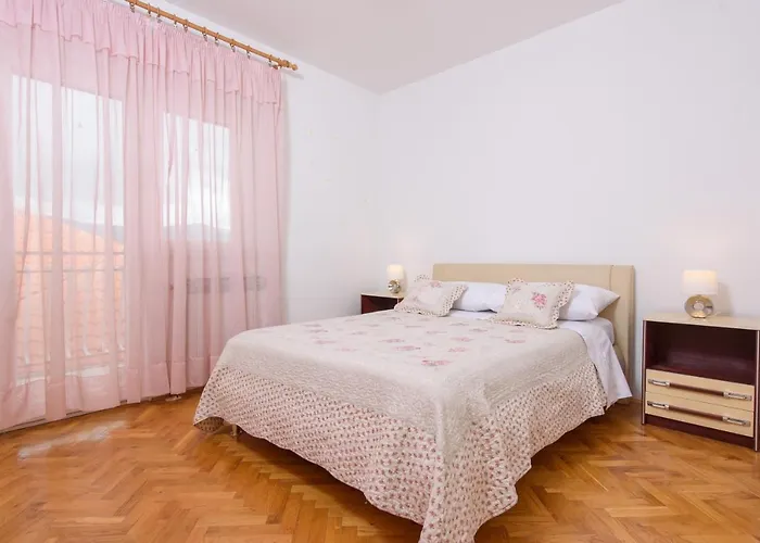 Lucy's Place Σπλιτ