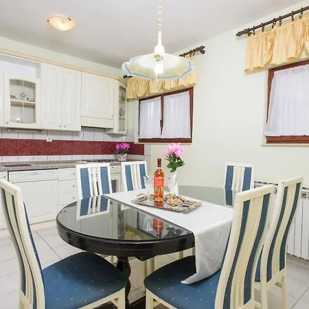 Lucy's Place Apartman